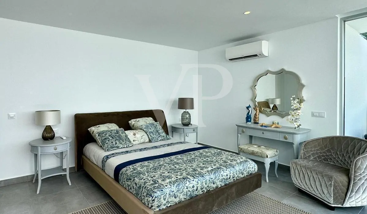 Luxusvilla mit privatem Pool und Meerblick in Rokabella