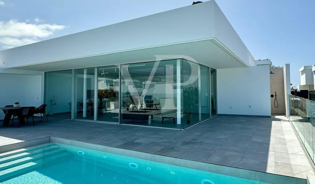 Luxusvilla mit privatem Pool und Meerblick in Rokabella