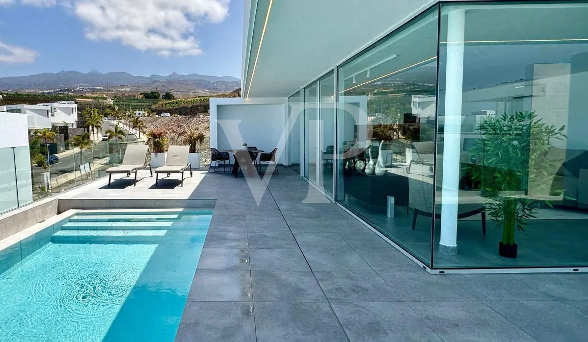 Luxusvilla mit privatem Pool und Meerblick in Rokabella