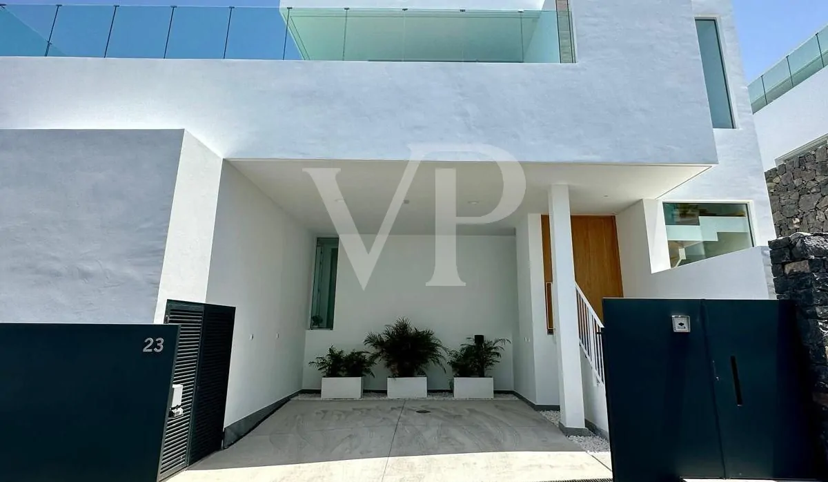 Luxusvilla mit privatem Pool und Meerblick in Rokabella