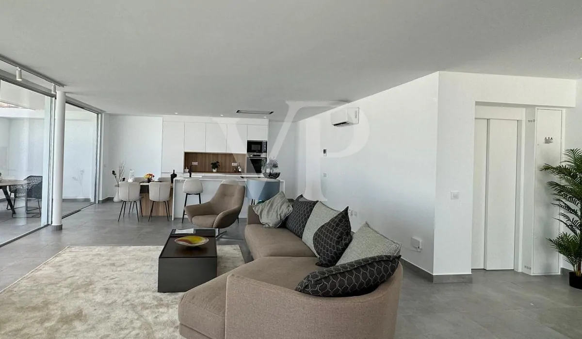 Luxusvilla mit privatem Pool und Meerblick in Rokabella