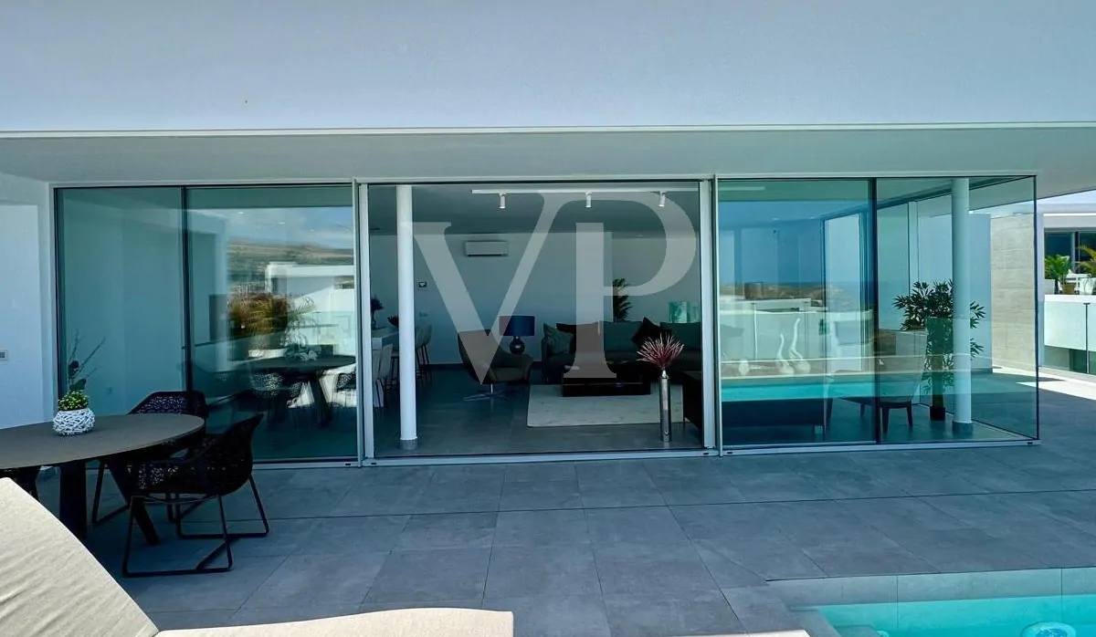 Luxusvilla mit privatem Pool und Meerblick in Rokabella