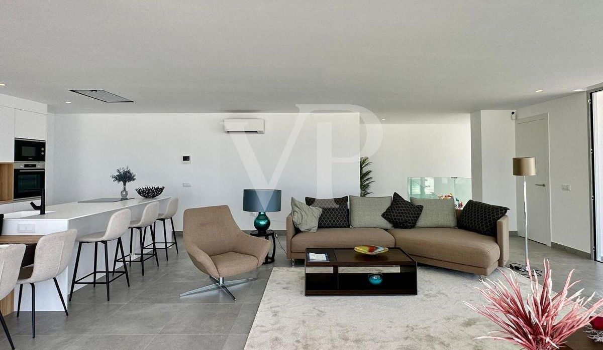 Luxusvilla mit privatem Pool und Meerblick in Rokabella