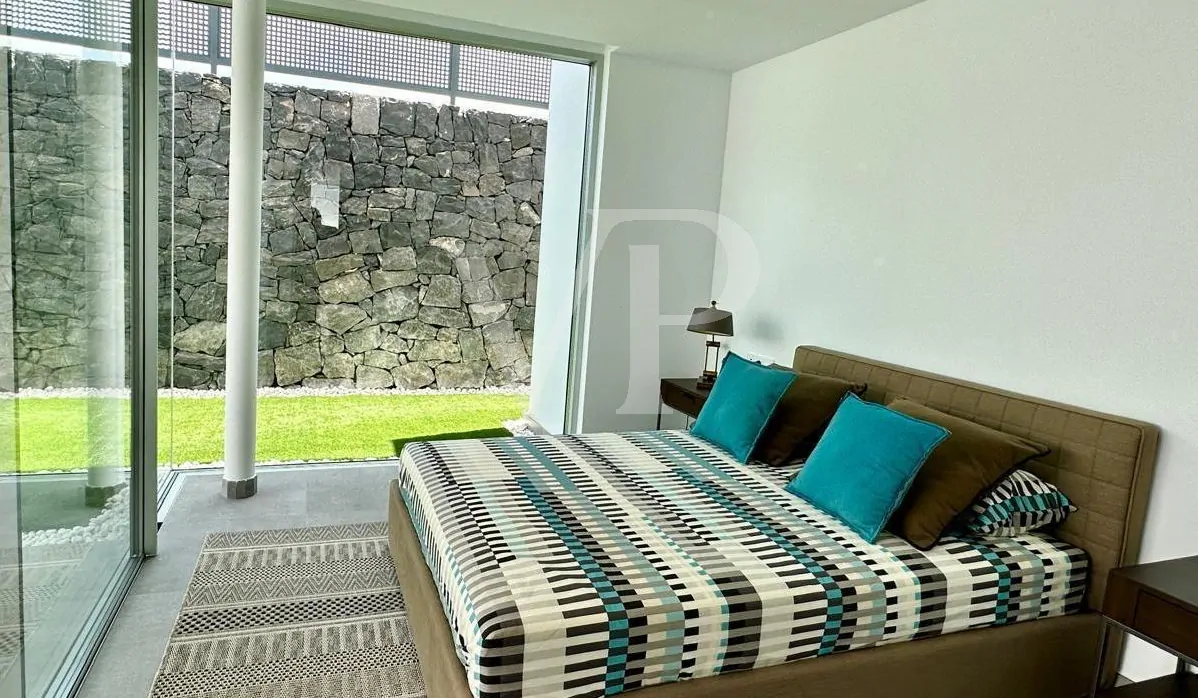 Luxusvilla mit privatem Pool und Meerblick in Rokabella