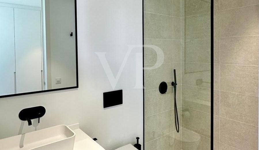 Luxusvilla mit privatem Pool und Meerblick in Rokabella