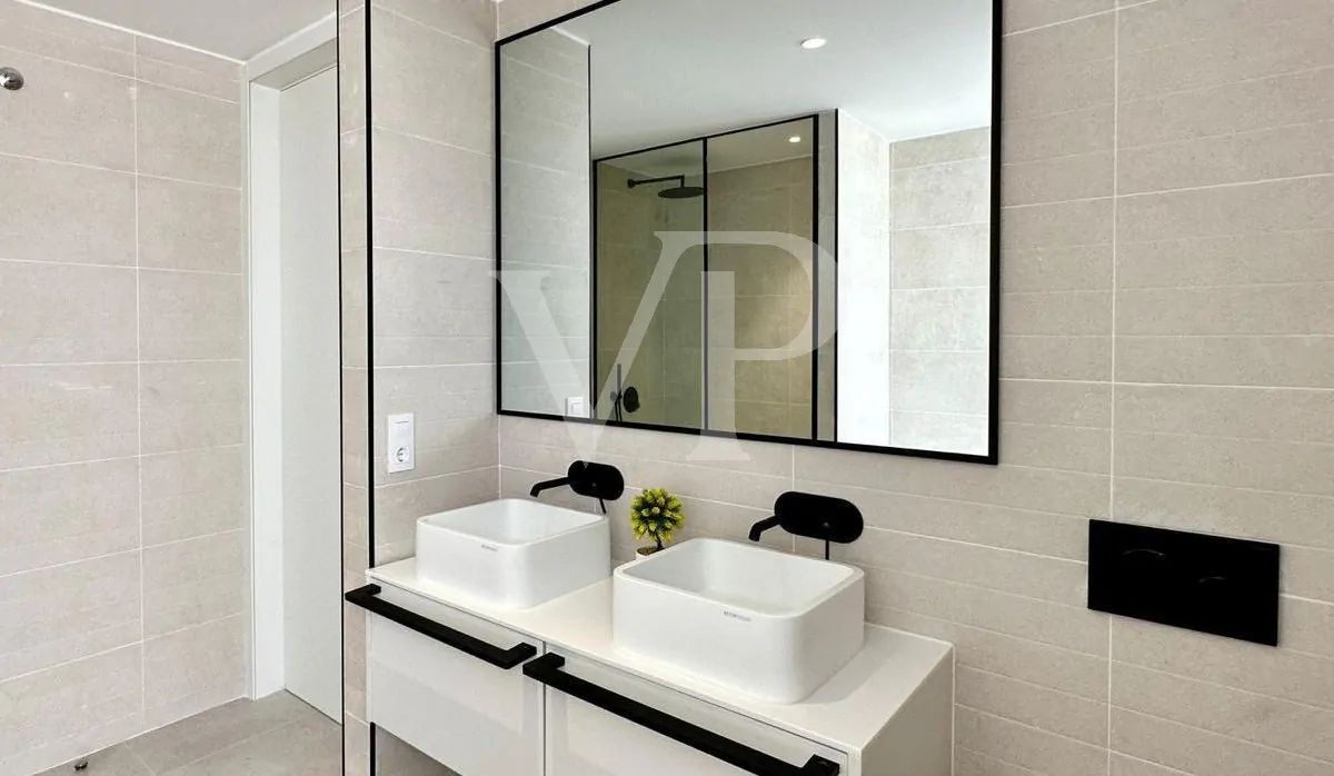 Luxusvilla mit privatem Pool und Meerblick in Rokabella