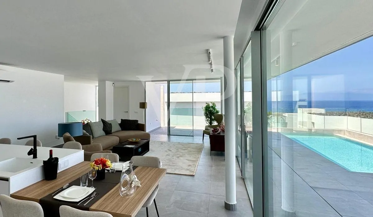 Luxusvilla mit privatem Pool und Meerblick in Rokabella