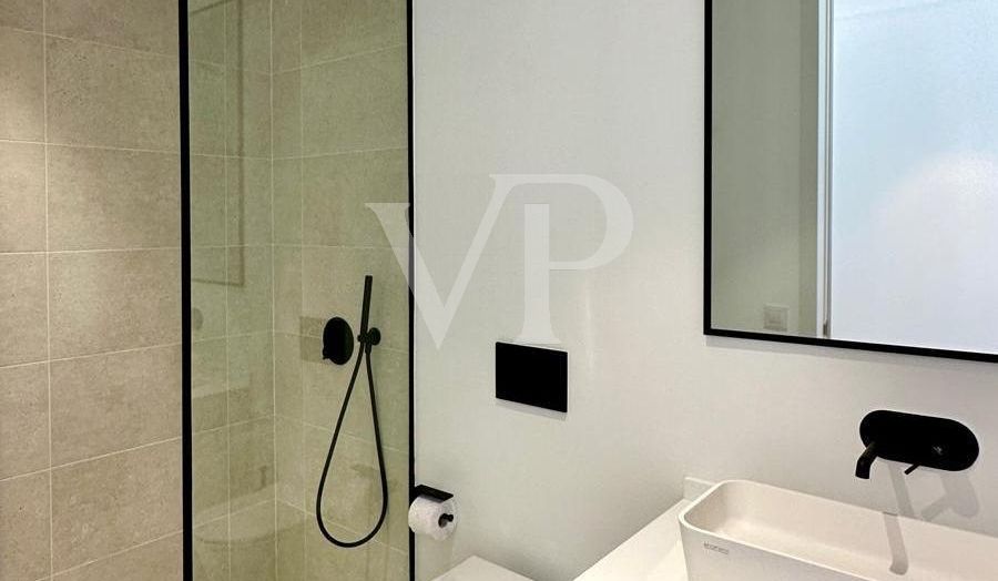 Luxusvilla mit privatem Pool und Meerblick in Rokabella
