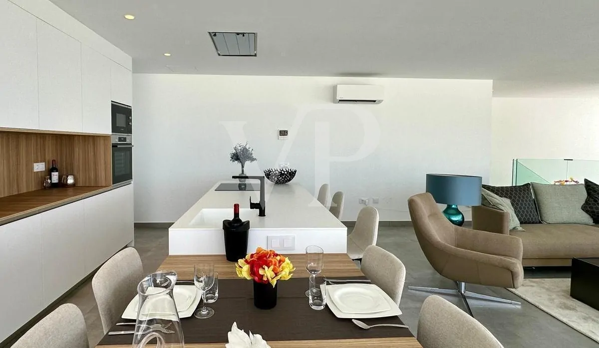 Luxusvilla saját medencével és tengerre néző kilátással Rokabellában