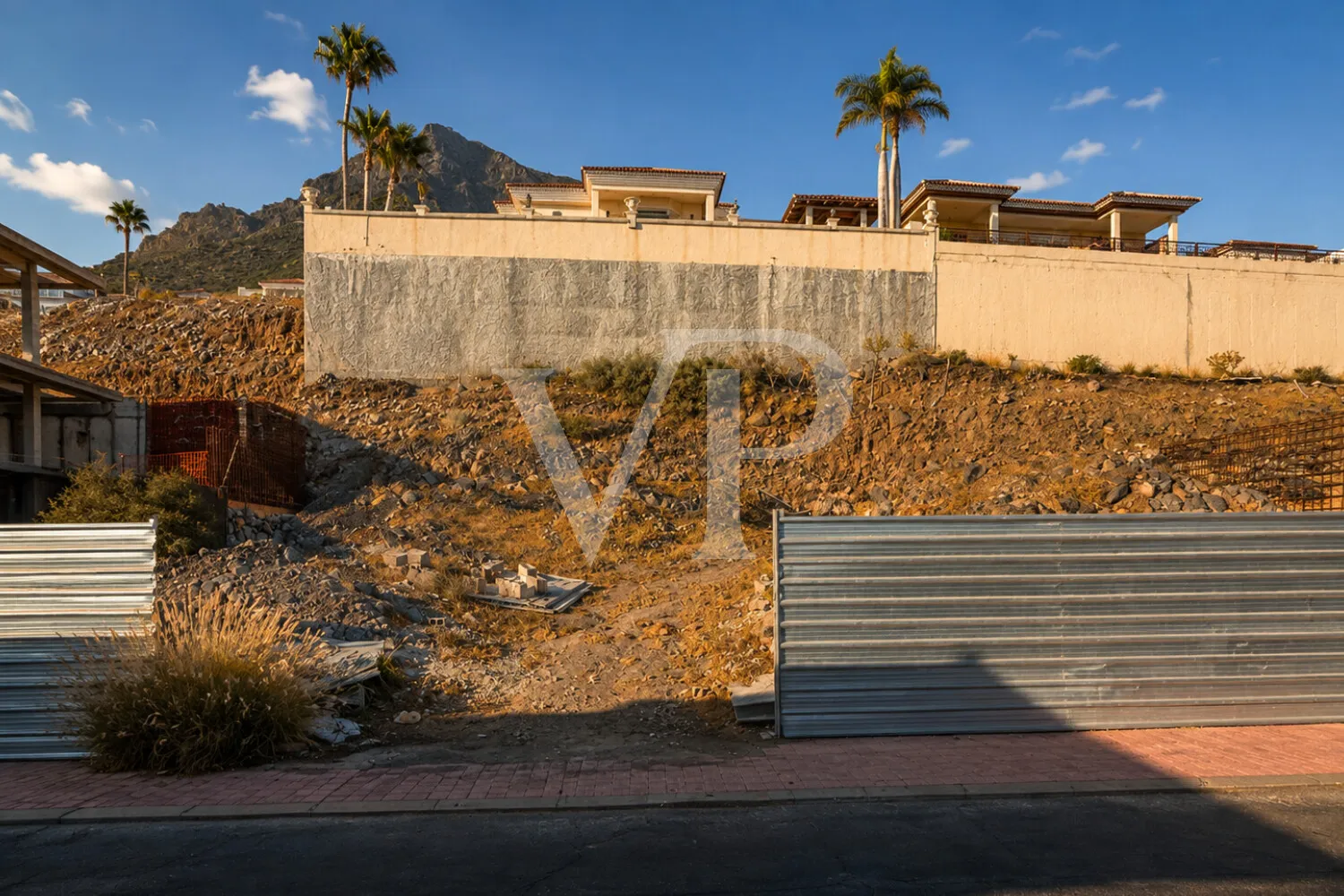 Exklusives Baugrundstück mit genehmigtem Luxusvillenprojekt in Roque del Conde