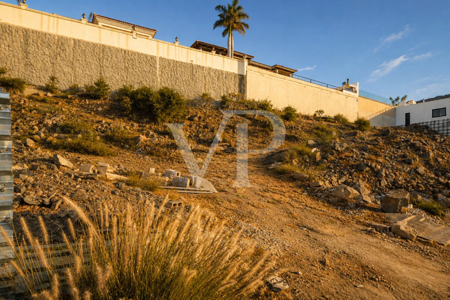 Exklusives Baugrundstück mit genehmigtem Luxusvillenprojekt in Roque del Conde