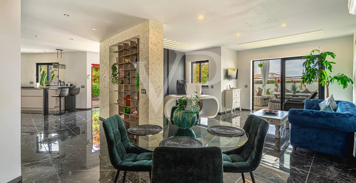 Idyllisches modernes Einfamilienhaus mit Panoramablick