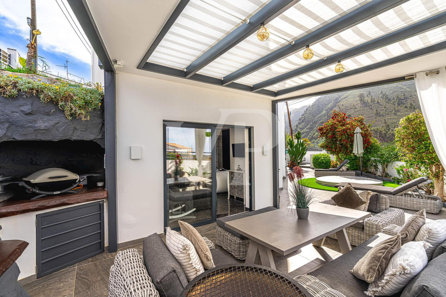 Idyllisches modernes Einfamilienhaus mit Panoramablick
