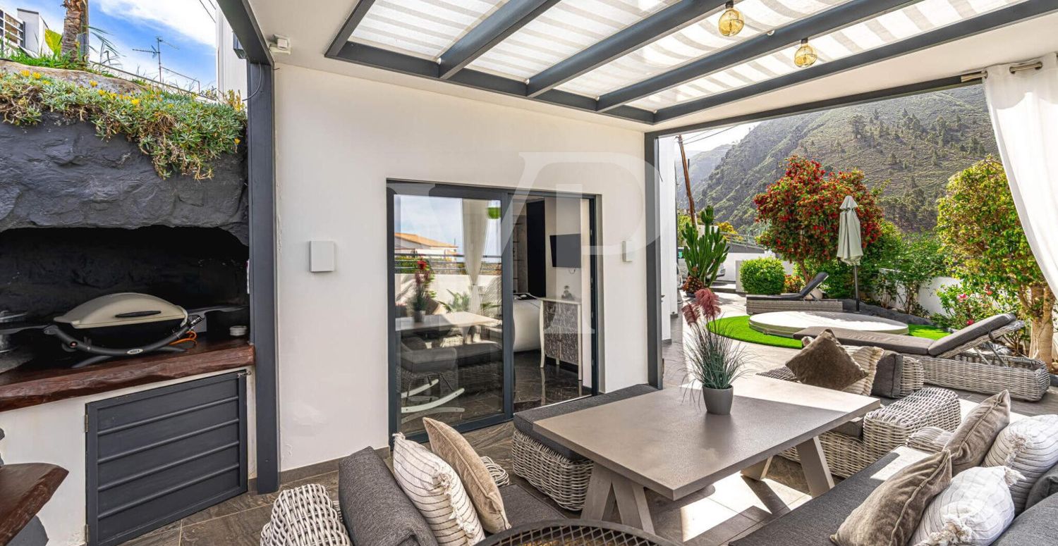 Idyllic contemporary home with breathtaking panoramic scenery