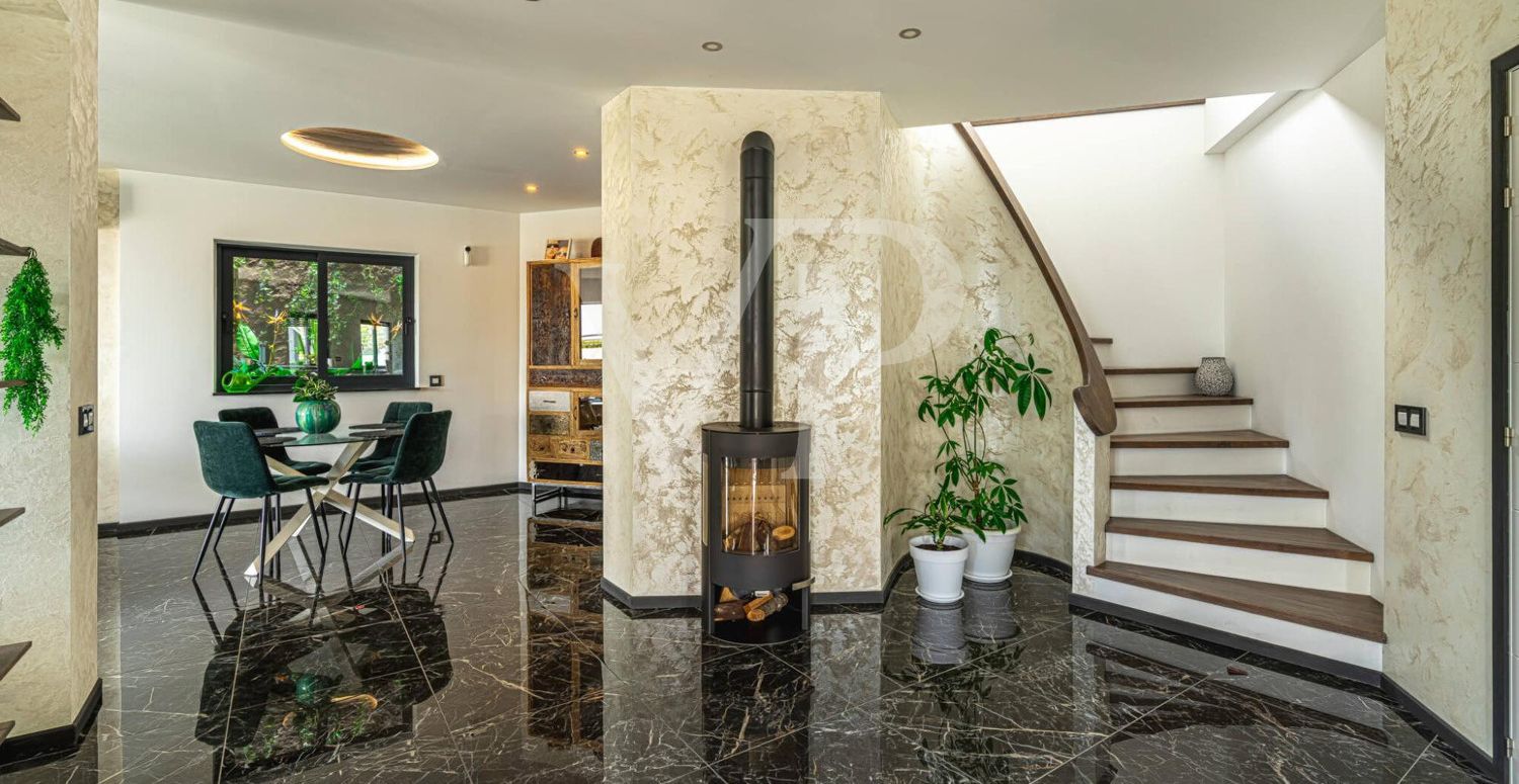 Idyllic contemporary home with breathtaking panoramic scenery