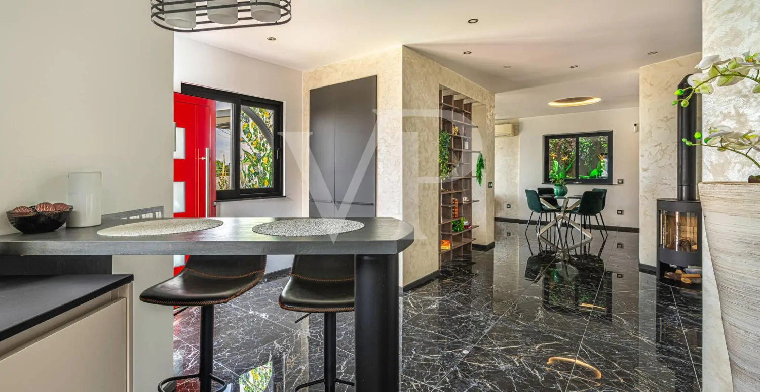 Idyllisches modernes Einfamilienhaus mit Panoramablick