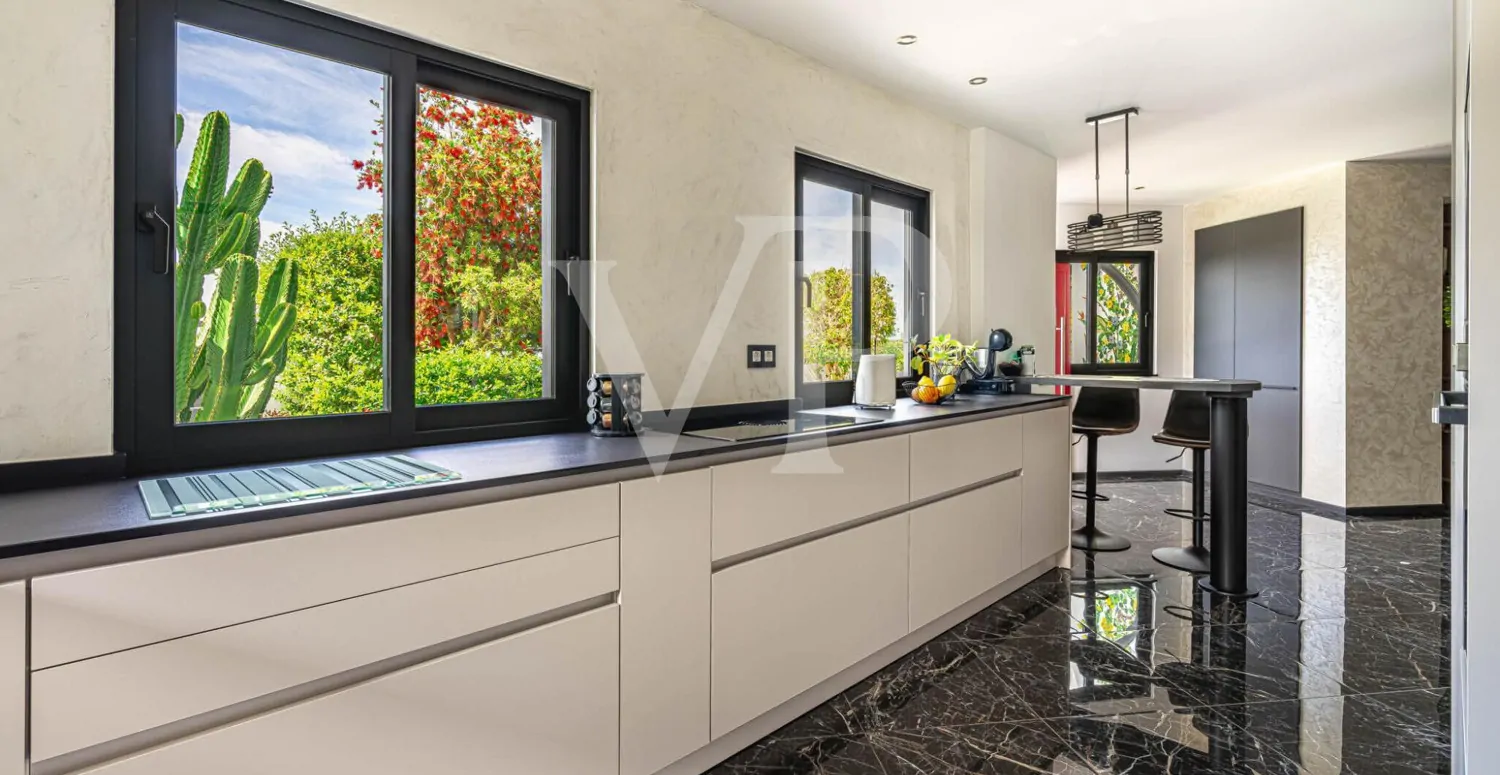 Idyllisches modernes Einfamilienhaus mit Panoramablick