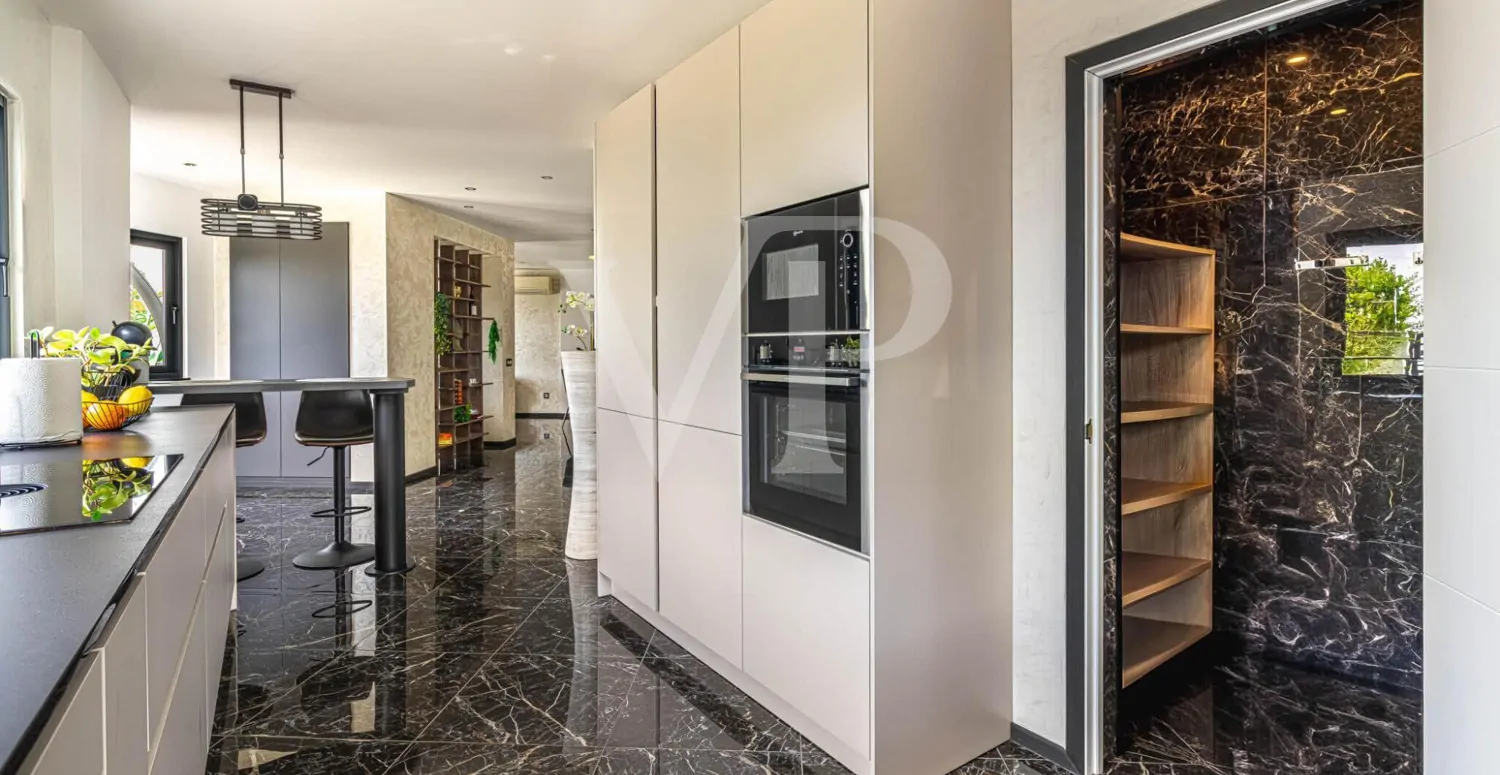 Idyllisches modernes Einfamilienhaus mit Panoramablick