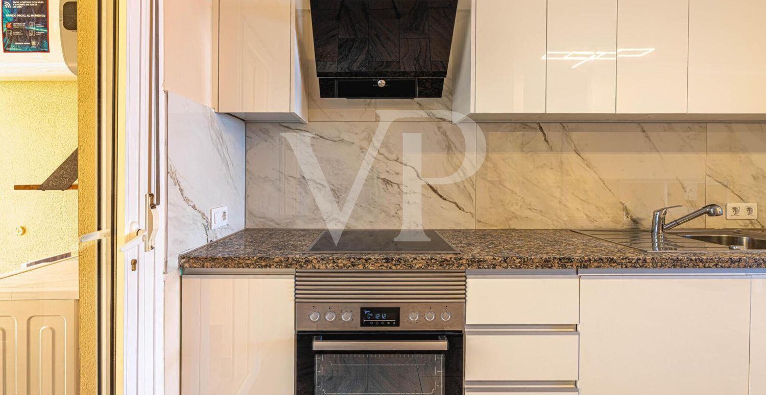 Beautiful penthouse with sea views in the popular area of El Galeón
