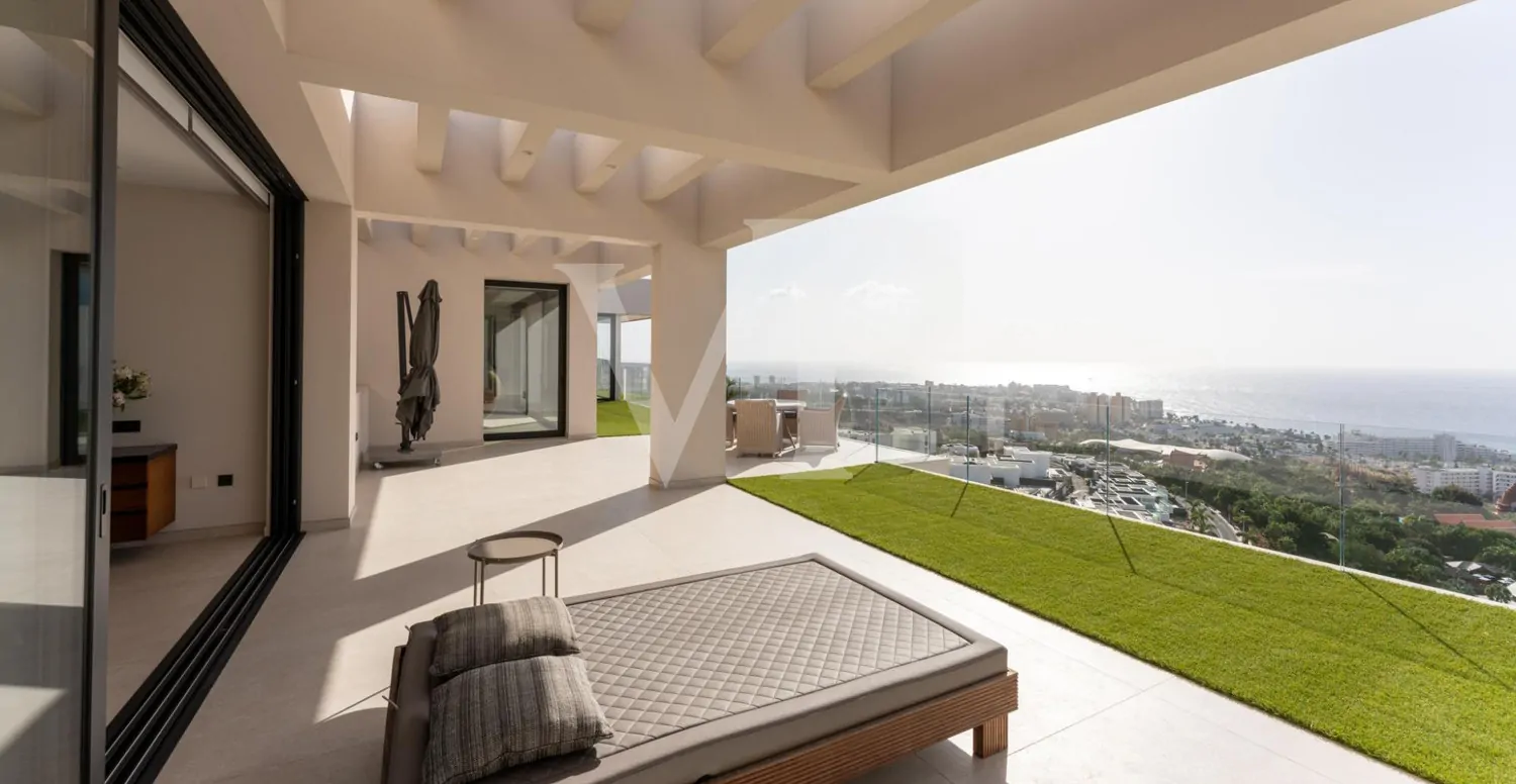 Luxusvilla mit Infinity-Pool und Panoramablick auf den Atlantik