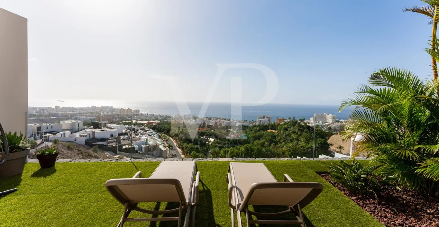 Luxusvilla mit Infinity-Pool und Panoramablick auf den Atlantik