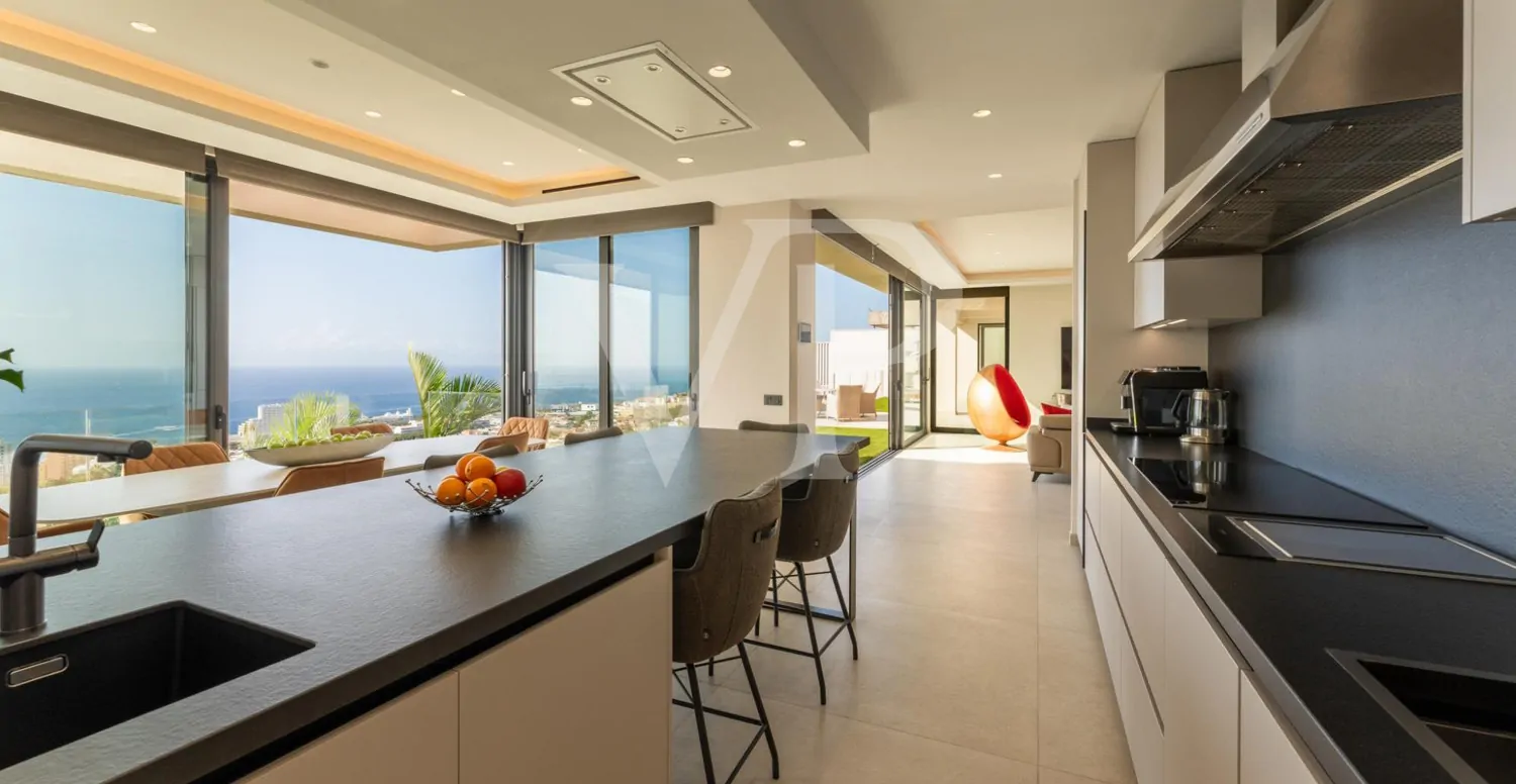 Luxusvilla mit Infinity-Pool und Panoramablick auf den Atlantik