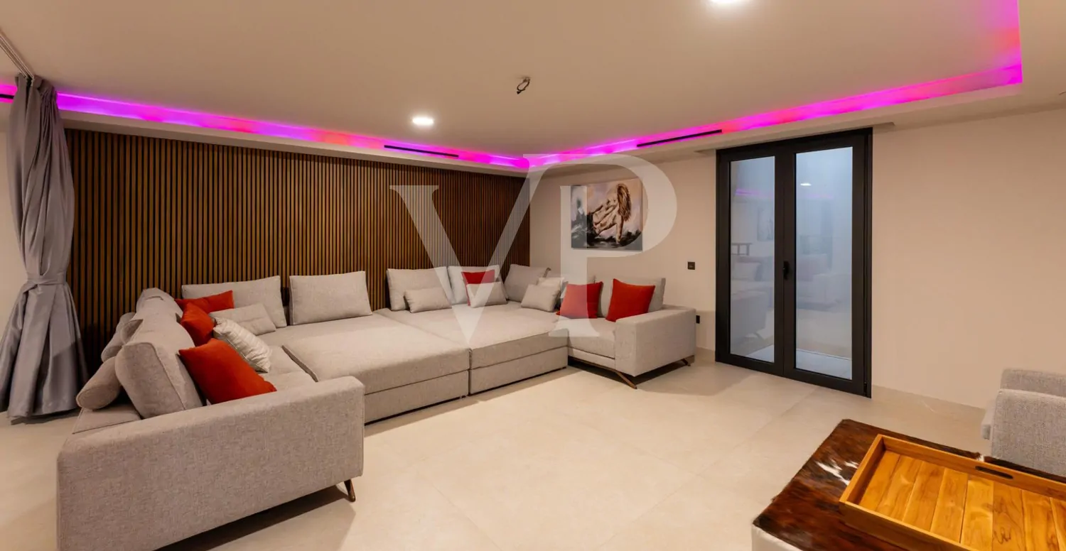 Luxusvilla mit Infinity-Pool und Panoramablick auf den Atlantik