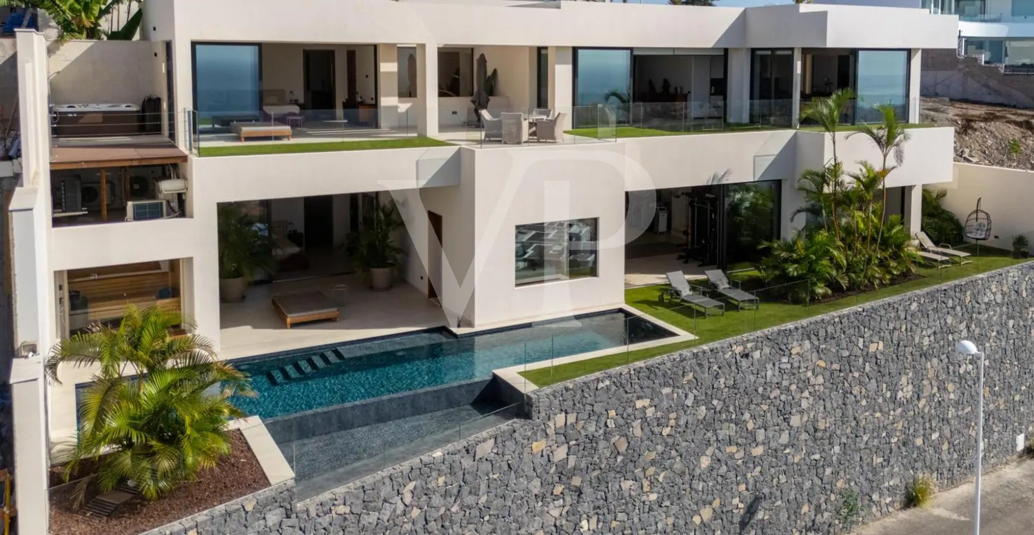 Luxusvilla mit Infinity-Pool und Panoramablick auf den Atlantik