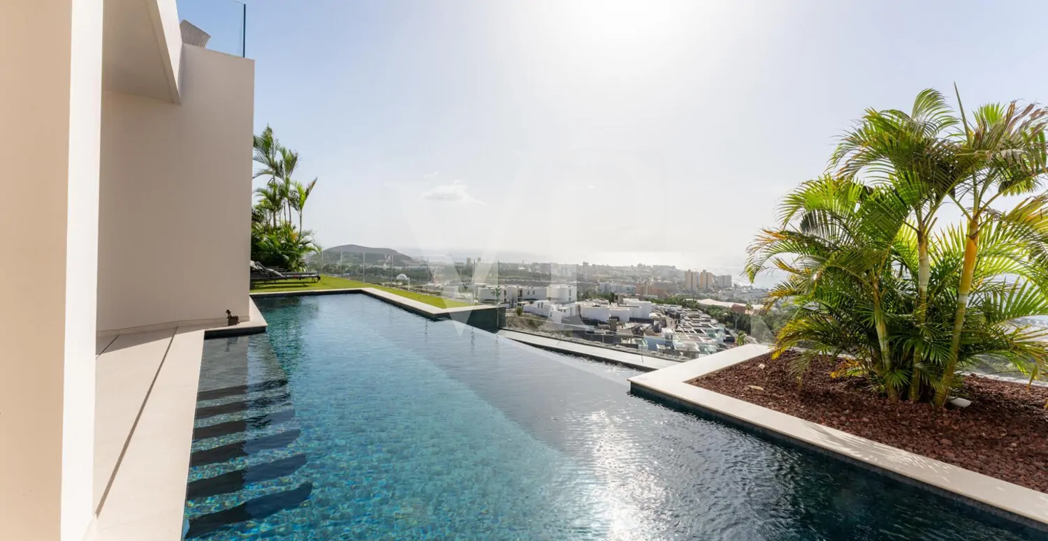 Luxusvilla mit Infinity-Pool und Panoramablick auf den Atlantik