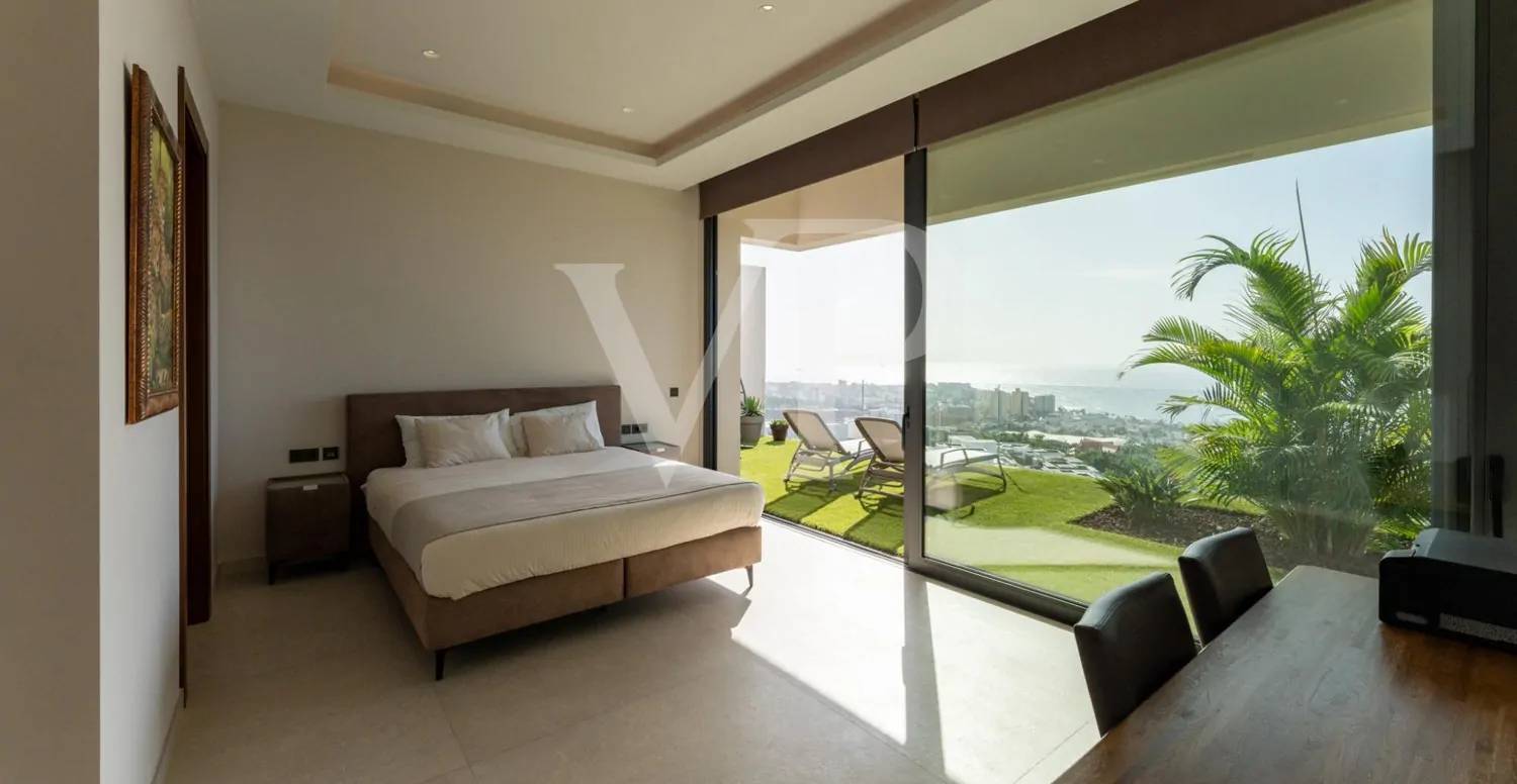 Luxusvilla mit Infinity-Pool und Panoramablick auf den Atlantik