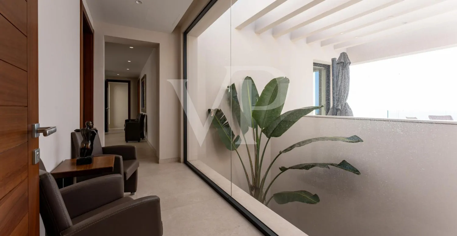 Luxusvilla mit Infinity-Pool und Panoramablick auf den Atlantik