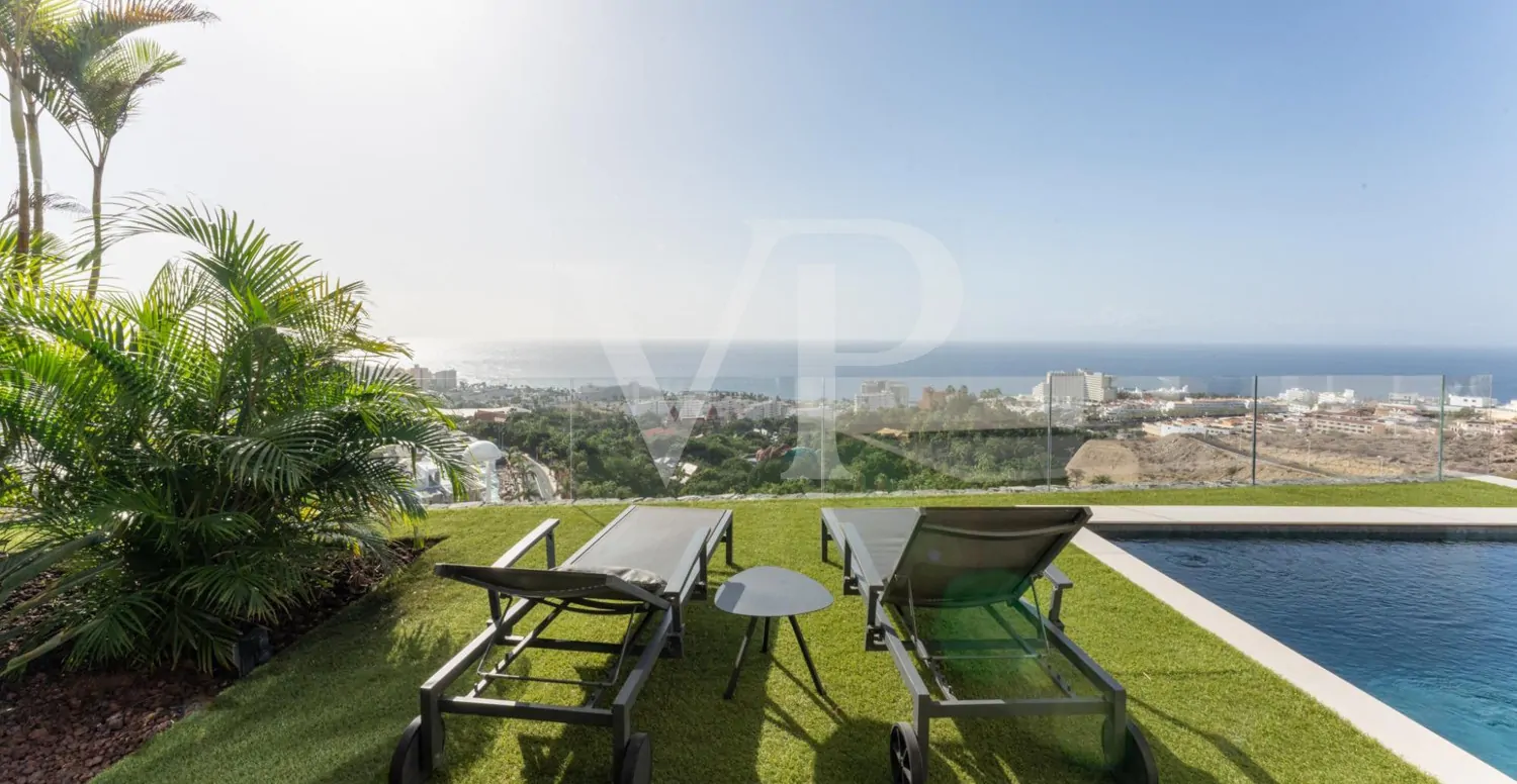 Luxusvilla mit Infinity-Pool und Panoramablick auf den Atlantik