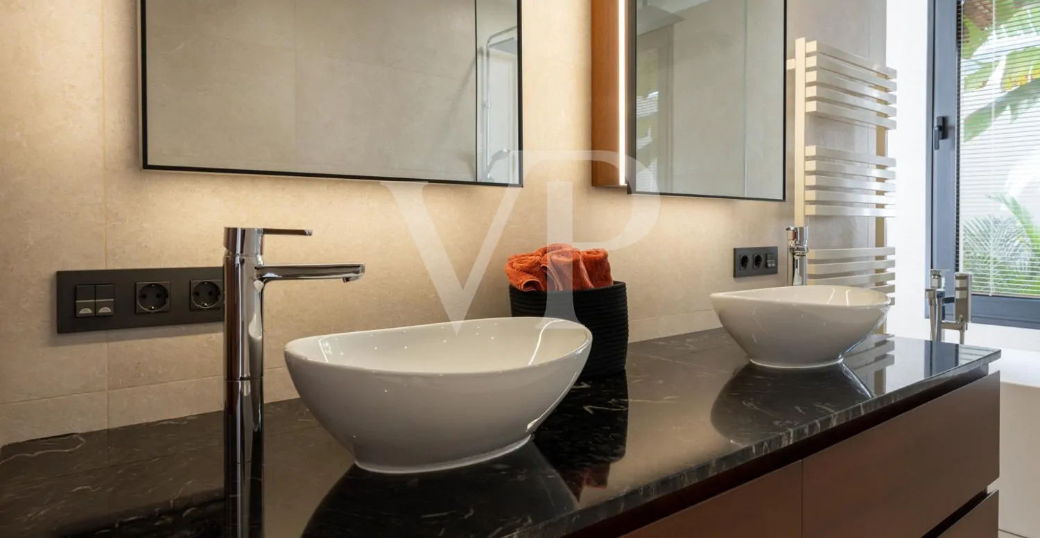 Luxusvilla mit Infinity-Pool und Panoramablick auf den Atlantik