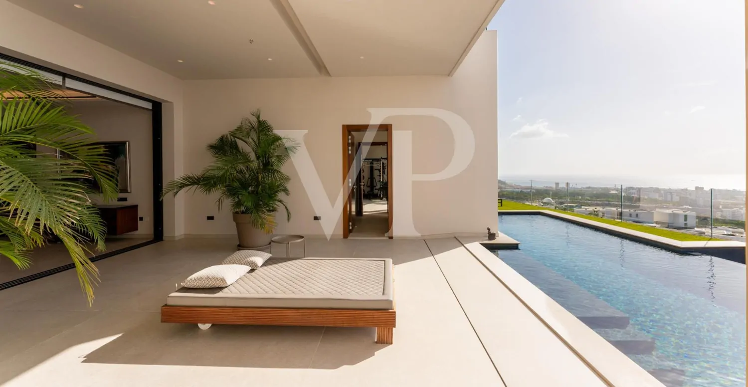 Luxusvilla mit Infinity-Pool und Panoramablick auf den Atlantik