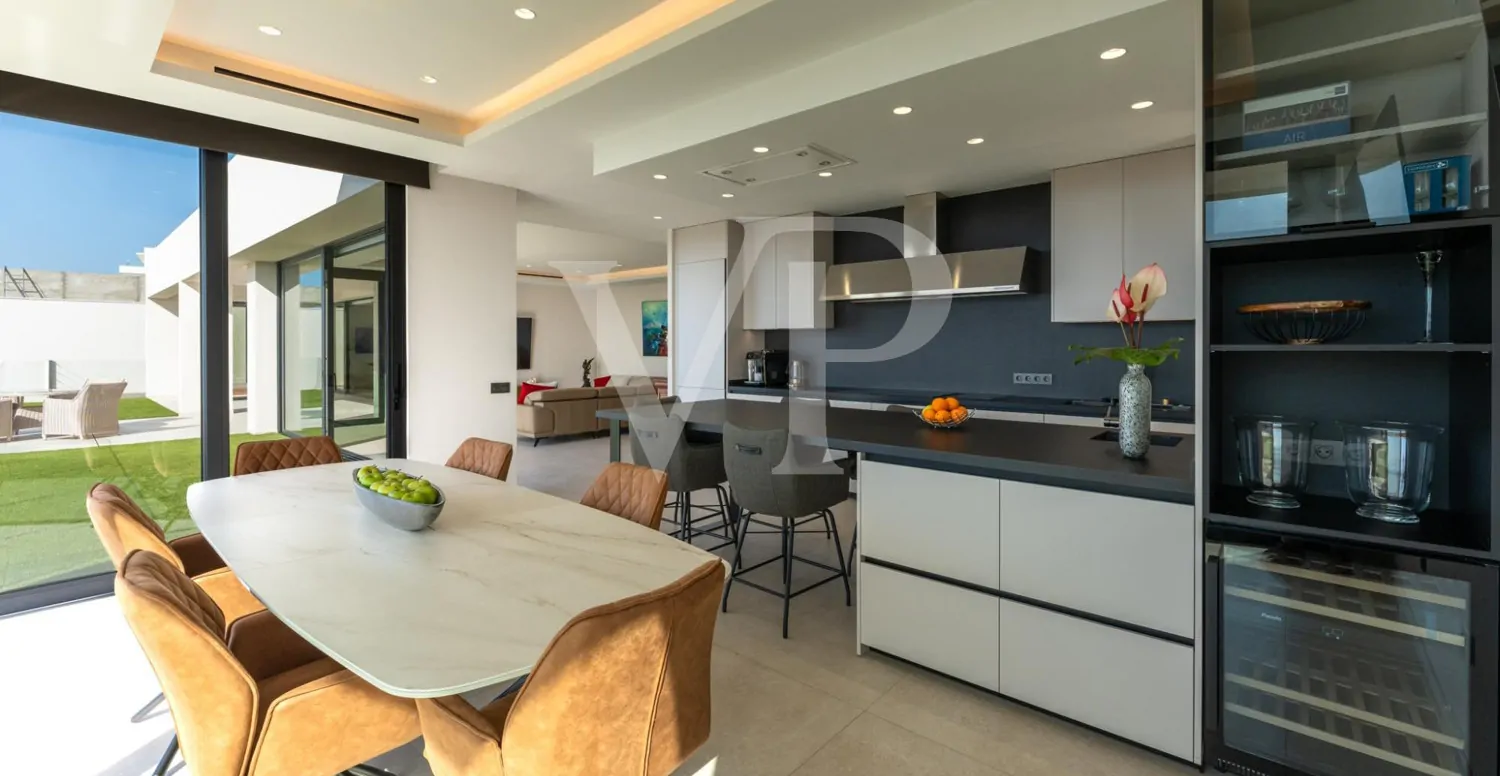 Luxusvilla mit Infinity-Pool und Panoramablick auf den Atlantik