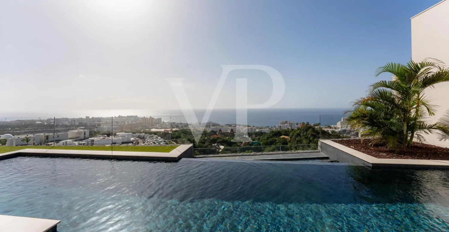 Luxusvilla mit Infinity-Pool und Panoramablick auf den Atlantik