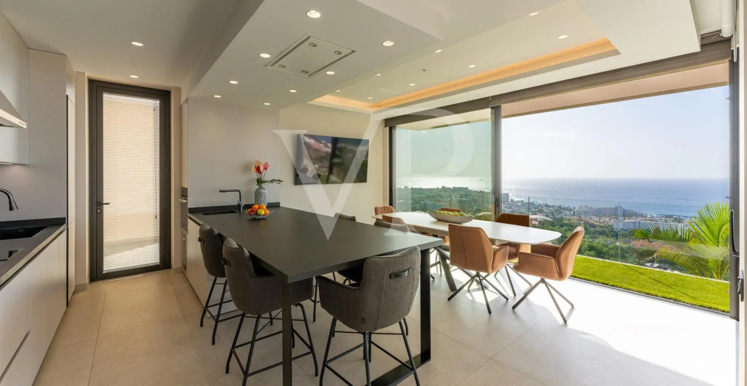 Luxusvilla mit Infinity-Pool und Panoramablick auf den Atlantik