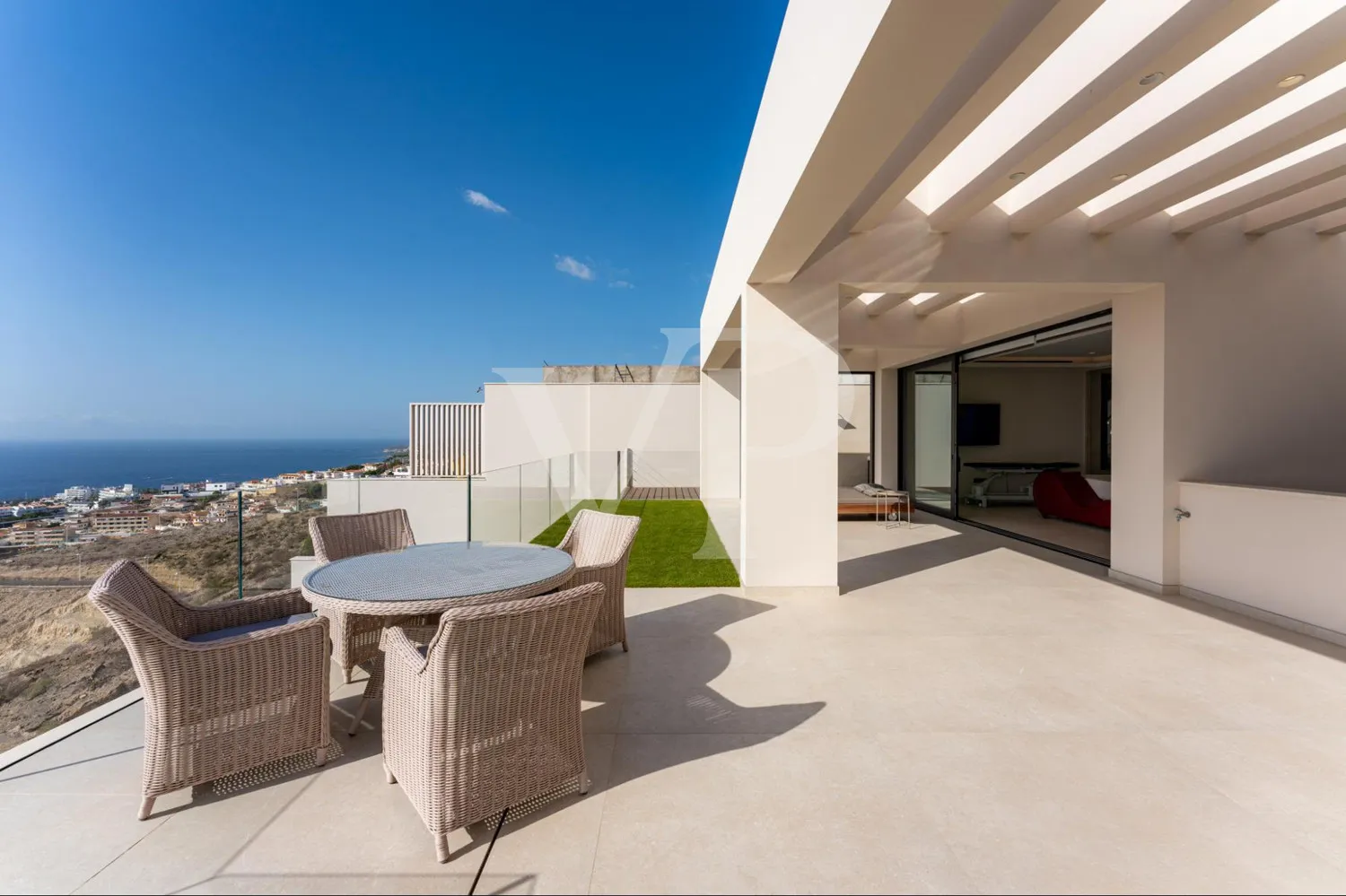 Luxusvilla mit Infinity-Pool und Panoramablick auf den Atlantik