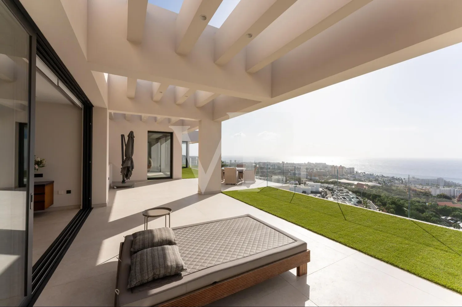 Luxusvilla mit Infinity-Pool und Panoramablick auf den Atlantik