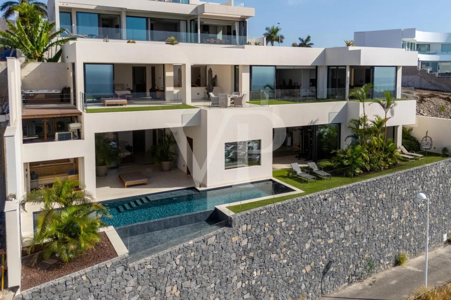 Luxusvilla mit Infinity-Pool und Panoramablick auf den Atlantik