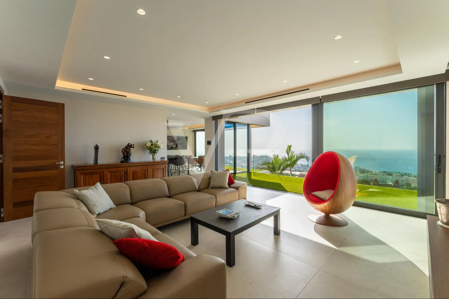 Luxusvilla mit Infinity-Pool und Panoramablick auf den Atlantik