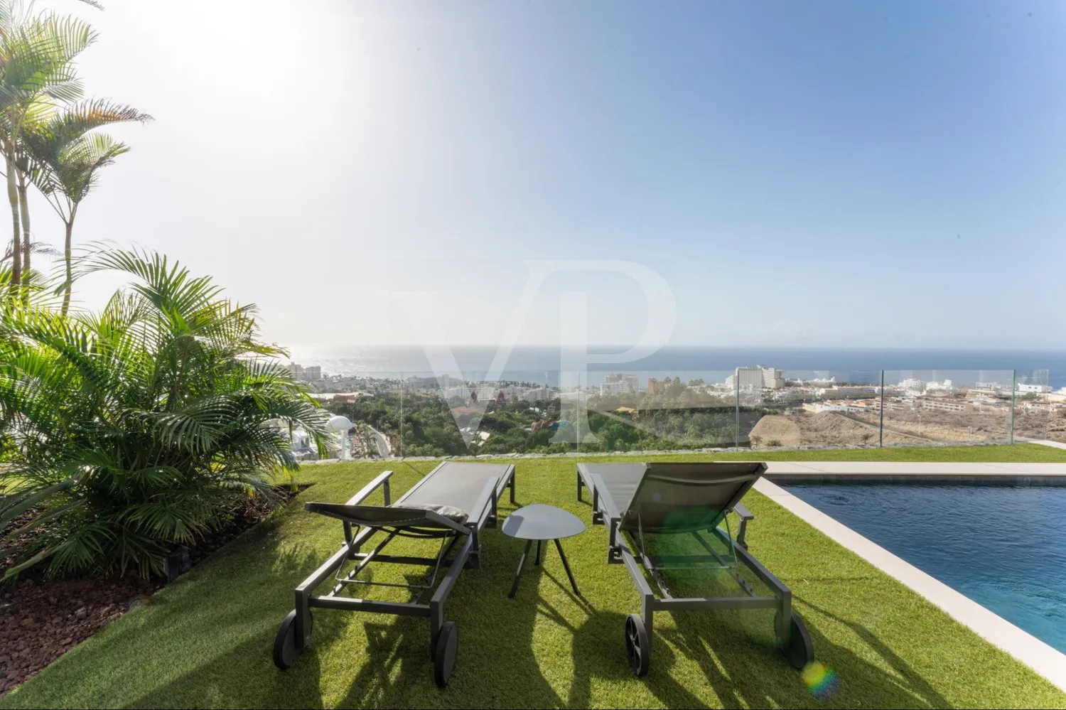 Luxusvilla mit Infinity-Pool und Panoramablick auf den Atlantik