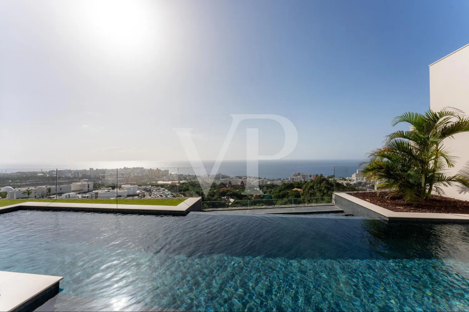 Luxusvilla mit Infinity-Pool und Panoramablick auf den Atlantik