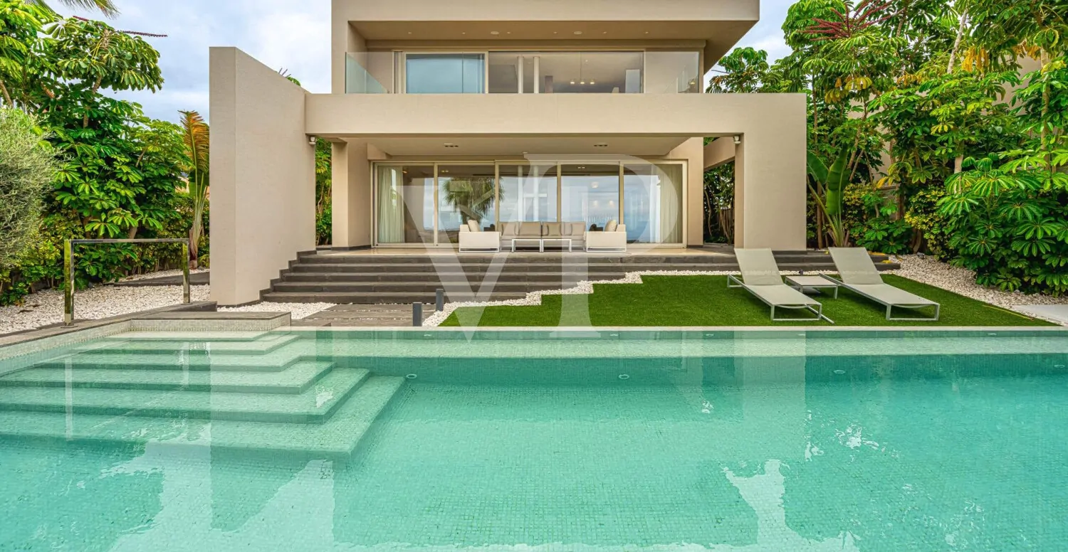Exkluzív luxusvilla közvetlenül a Costa Adeje golfpályán – ahol az elegancia találkozik a panorámás kilátással
