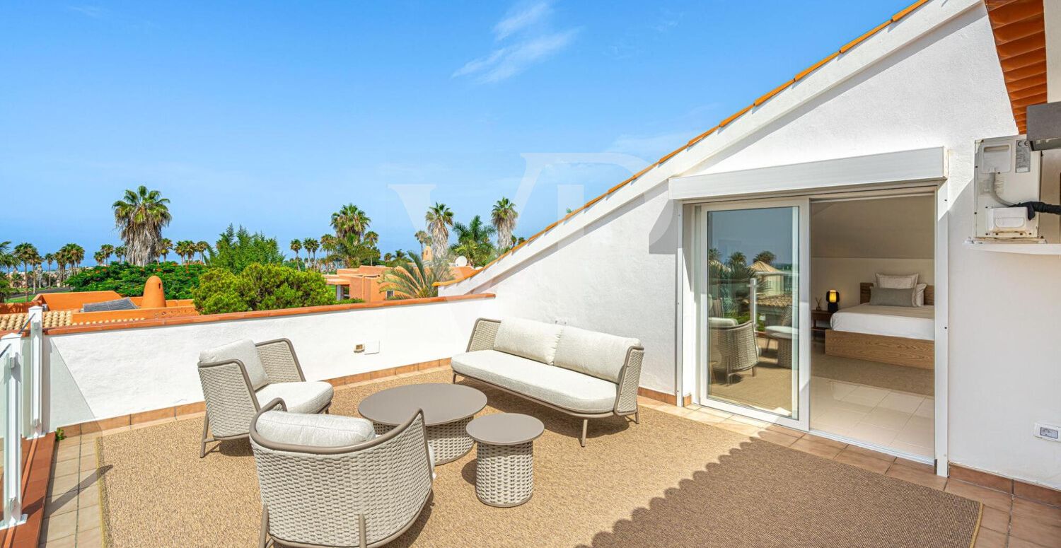 Elegante Villa en primera línea de Golf Costa Adeje con vistas al Mar y a la Montaña