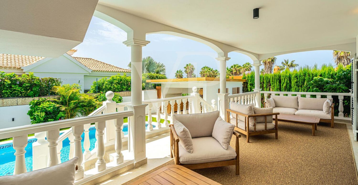 Elegante Villa en primera línea de Golf Costa Adeje con vistas al Mar y a la Montaña