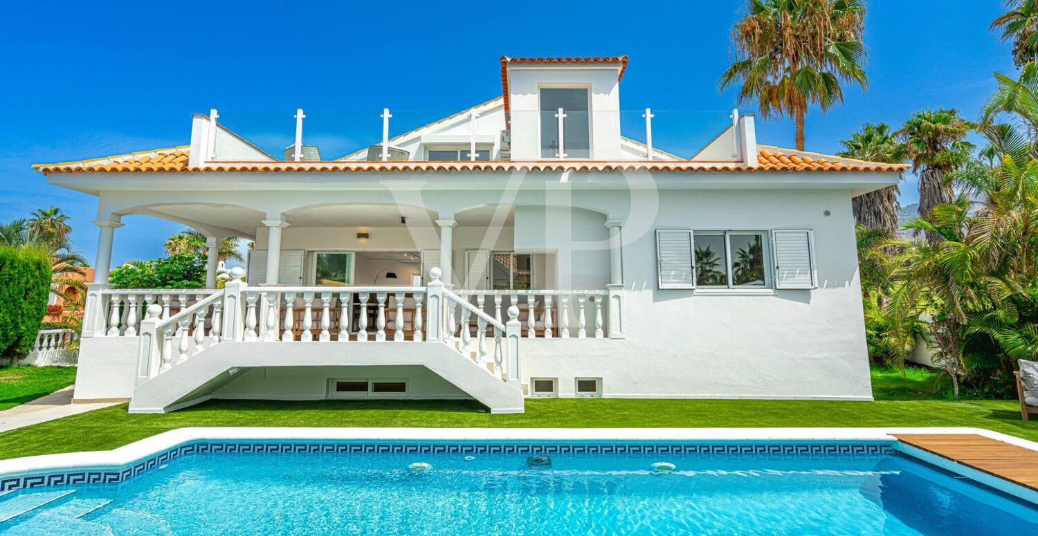 Elegante Villa en primera línea de Golf Costa Adeje con vistas al Mar y a la Montaña