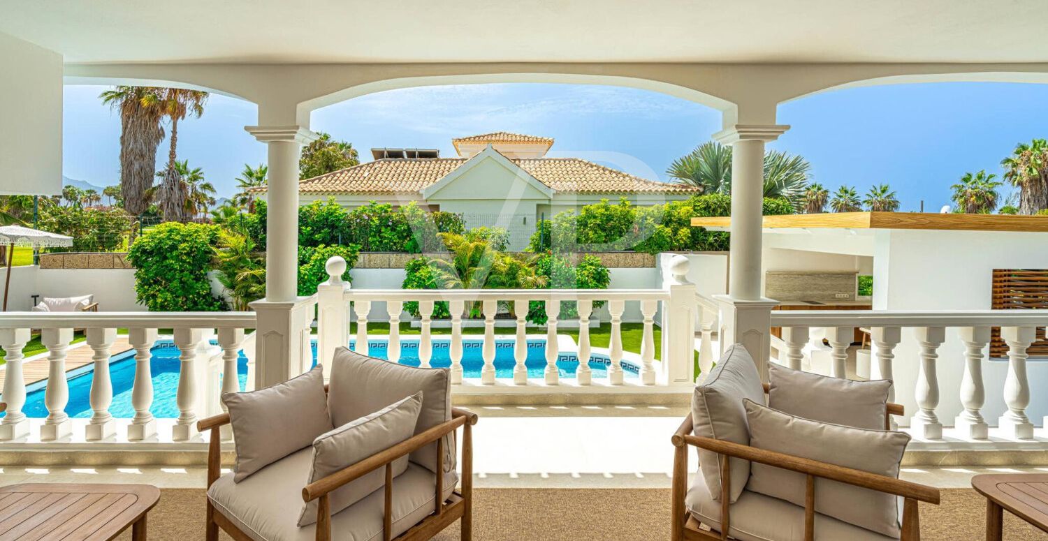 Elegante Villa en primera línea de Golf Costa Adeje con vistas al Mar y a la Montaña