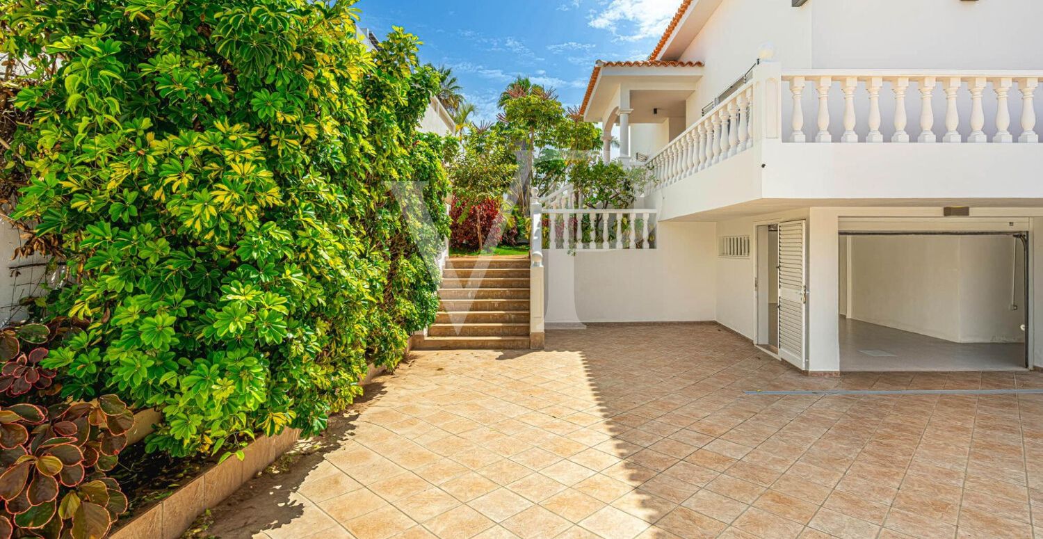 Elegante Villa en primera línea de Golf Costa Adeje con vistas al Mar y a la Montaña