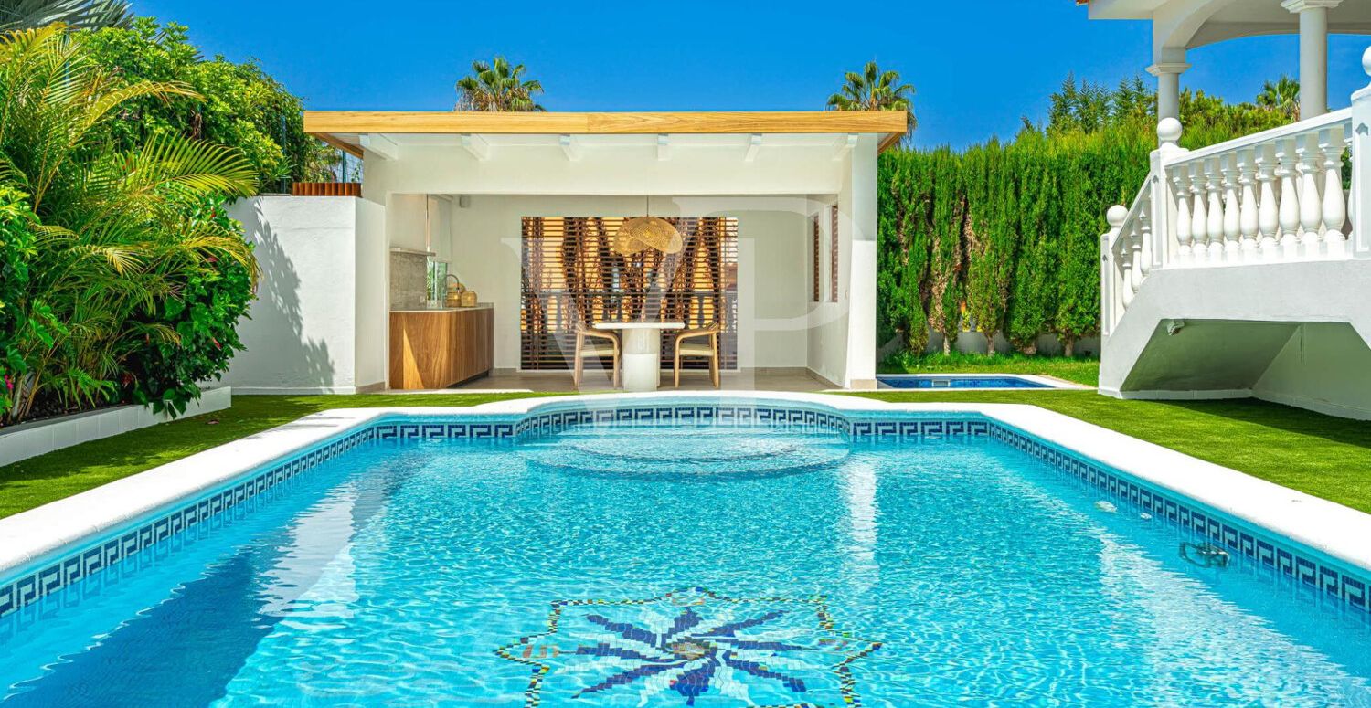 Elegante Villa en primera línea de Golf Costa Adeje con vistas al Mar y a la Montaña